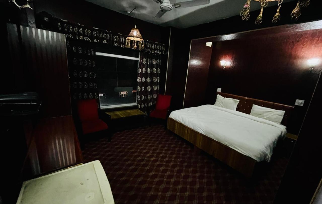 Hotel International Srinagar Extérieur photo
