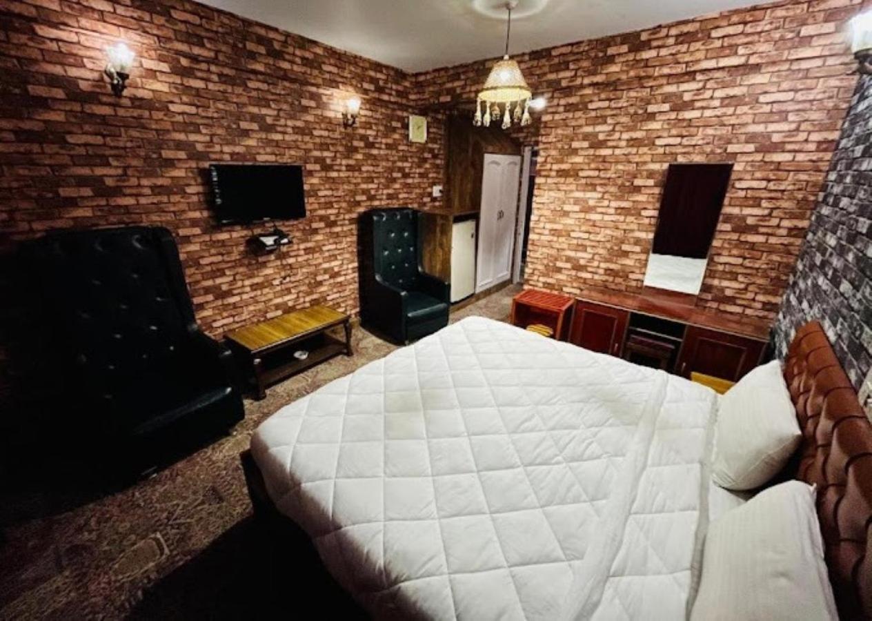 Hotel International Srinagar Extérieur photo