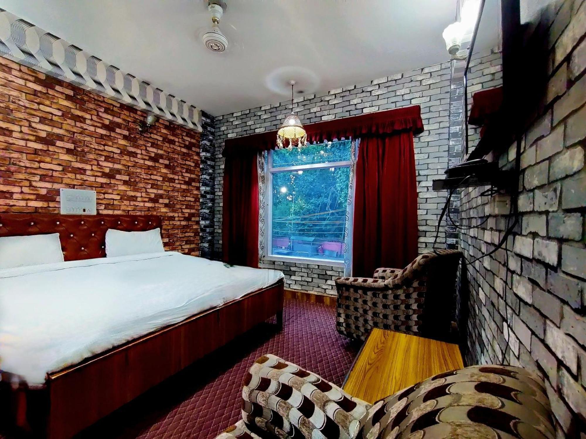 Hotel International Srinagar Extérieur photo